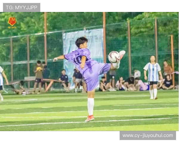 青春绿茵闪耀梦想追风的足球女孩与她的幸运足球帽